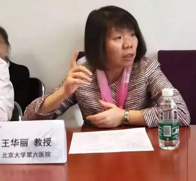 此后,王华丽教授向参会的神经科,精神科和心理科医生介绍了精神病学