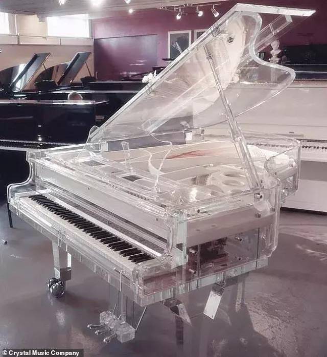 再加上这家如今仍存放在米兰达可儿家的acrylic透明三角钢琴!