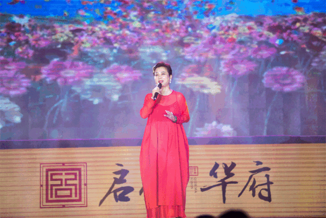 当熟悉的经典旋律响起 当动人心扉的歌词回荡在耳边 当李玲玉站在