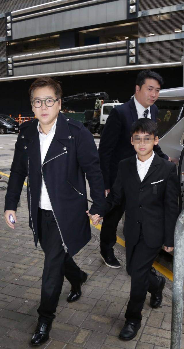 许建彤(jayden)于8点多由李嘉欣助手陪同抵达灵堂 平台声明