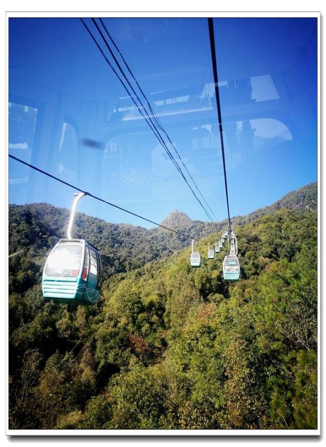 下了缆车,我到了位于云峰山山腰的道观王母宫.