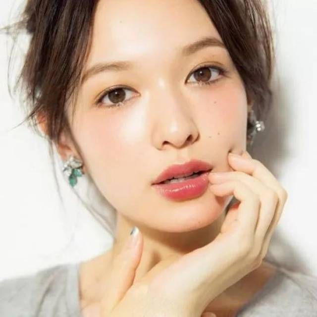 橘粉调的腮红,其实很有日系少女感,许多日系妆容,都是以珊瑚橙色调来