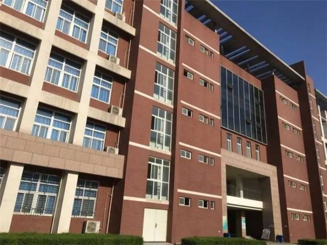 所以很多硬件设施是共用的,宿舍,食堂与省实验中学共用,穿过专用天桥