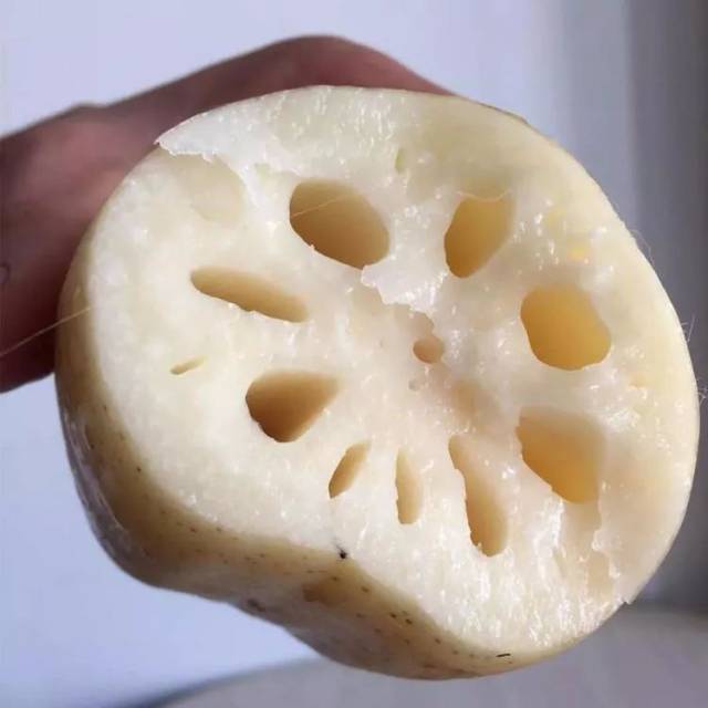 去菜市场买莲藕,到底选7孔还是9孔?卖莲藕大爷提醒:挑错不好吃