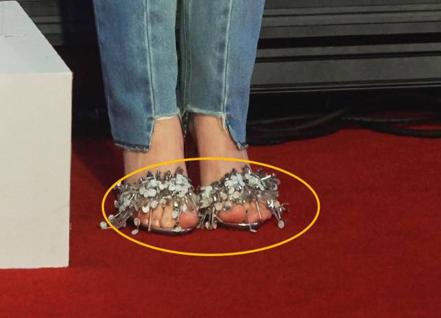 张子枫鞋子太累赘了, 流苏都掉到脚趾缝里