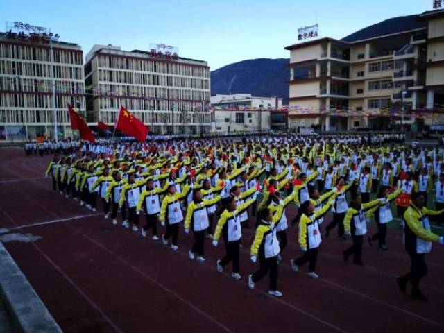 四川省巴塘中学第32届冬季运动会开幕