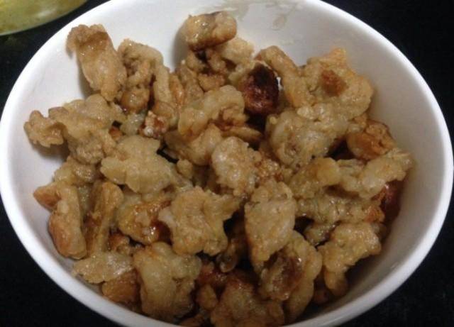 熬出来的猪油清澈见底,平时炒菜我妈最喜欢用它,特别是炖鱼,炖出来的