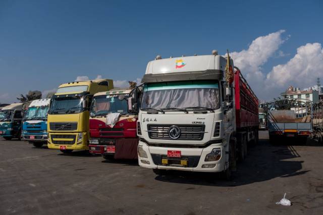 实拍来中国拉货的缅甸货车,驾驶位有左有右,只看到一个中国品牌