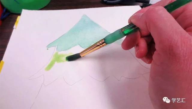纸盘,一瓶胶水, 还有颜料 用铅笔画出圣诞树 的造型轮廓, 用水彩颜料