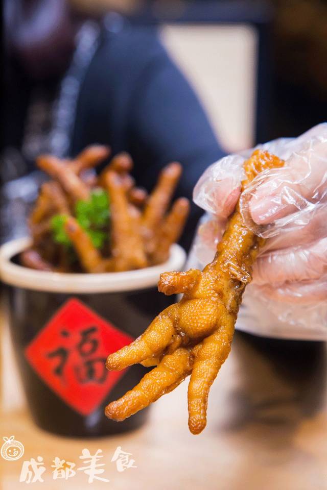 一小罐 刚好解馋,鸡脚的皮有点酥过的意思,卤味很浓郁.