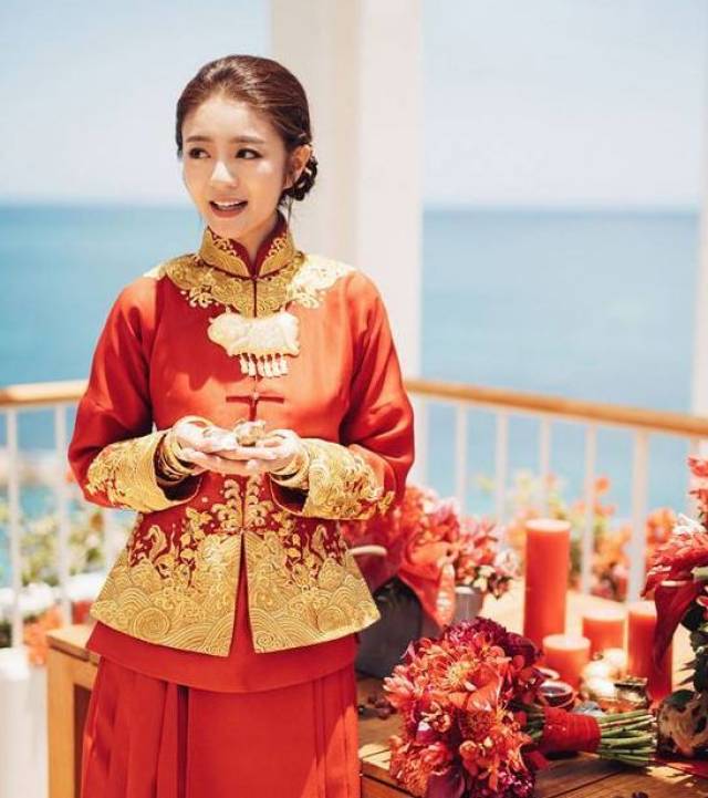 穿唐装结婚的明星,她最美,图三丑的不忍直视