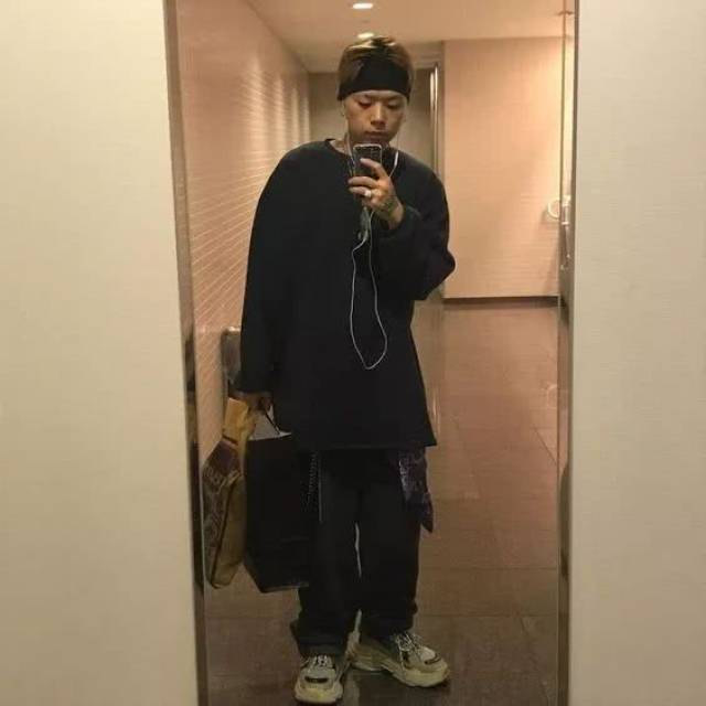 对比kid milli的高难度叠穿法,loopy的穿搭可以说是简单了许多～ 在