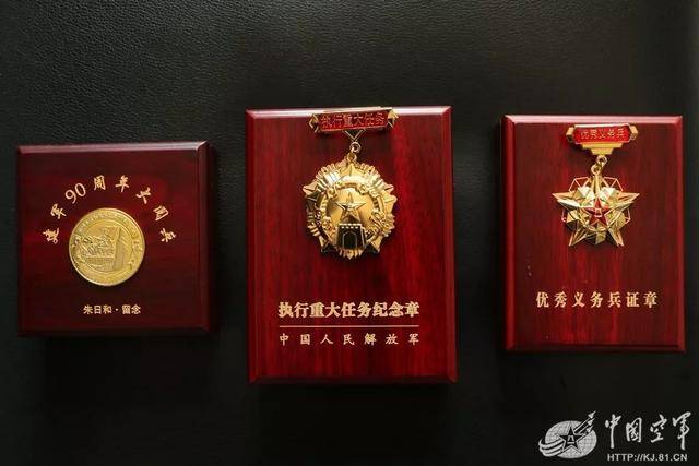 不得了!新兵点验,在行李中发现"执行重大任务纪念章"