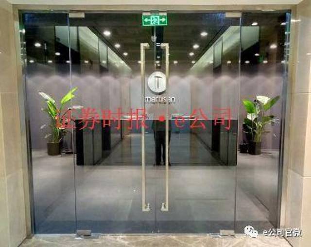 實(shí)探錘子成都辦公區(qū)，
簡單的辦公家具2000㎡辦公樓嚴(yán)重空置！錘