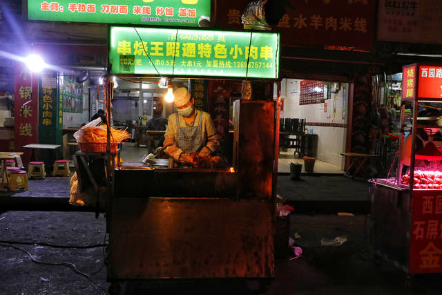 昭通小肉串在叱咤风云的云南烧烤中 也能自成一派,名声可谓响彻江湖