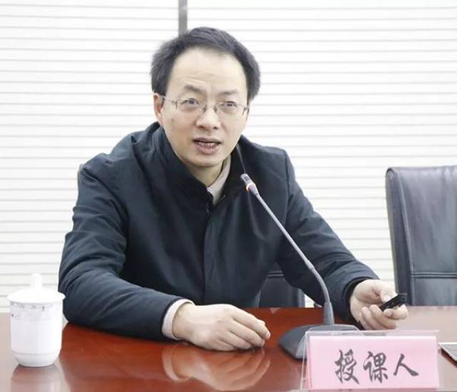 方兴社区党委书记沈先财主持开班仪式并作动员讲话,随后围绕党建引领