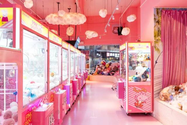 这家店应该算是江汉路第一家,正儿八经专门用来抓娃娃的店, 当然大
