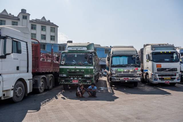 实拍来中国拉货的缅甸货车,驾驶位有左有右,只看到一个中国品牌