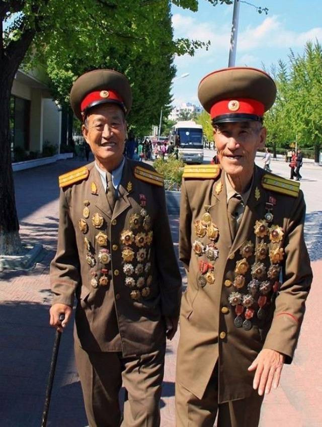 军功章可以挂满上衣,然后往裤子上挂的朝鲜军人
