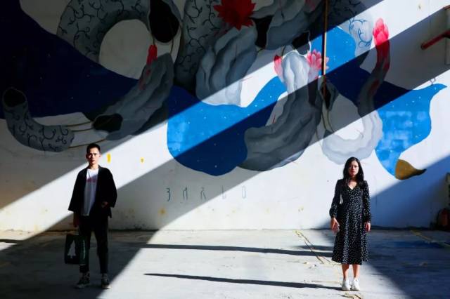 深圳爆出一个小冲绳,少人海滩,彩色房屋,艺术