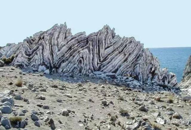 石灰岩和燧石交替互层的褶皱构造