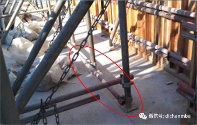 规格以国内相同,不同的是这里的管材是镀锌的,顶撑下部是带扫地杆的