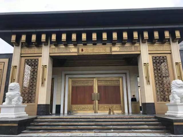 中式住宅的院落分三进空间,第一进为大门体系。宽度19米、气势恢宏的大