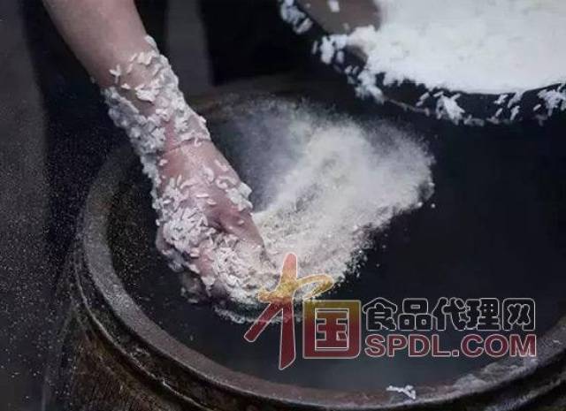 客家米酒度数不高后劲很大,是客家人珍贵的物