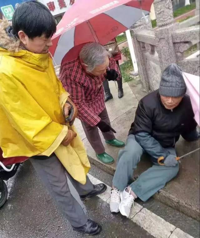 高邮老人下雨天摔倒了.