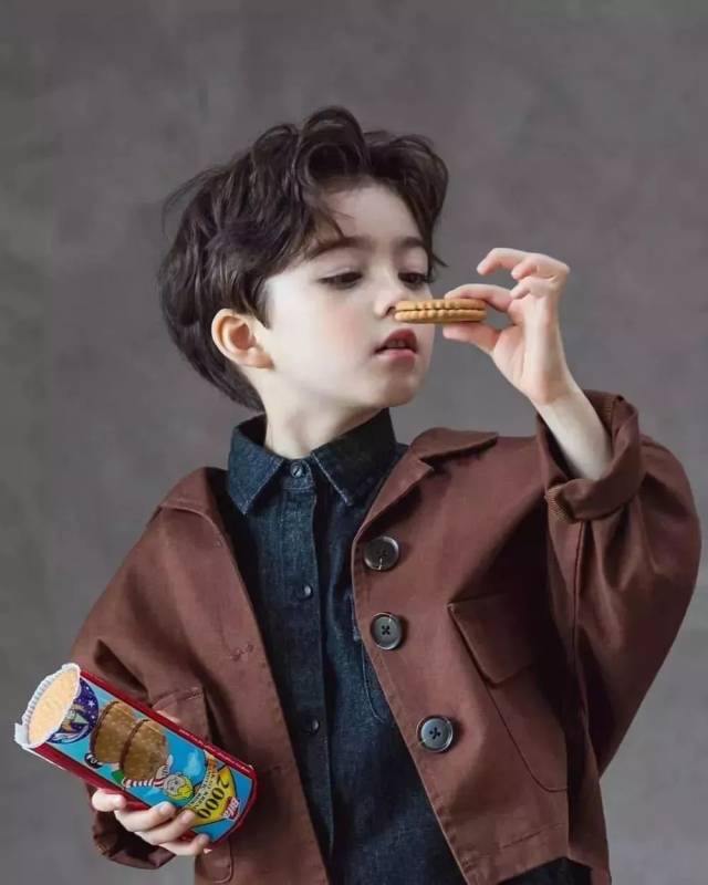 这位混血男孩爆红ins,拥有逆天长睫毛,简直比女孩还漂亮!