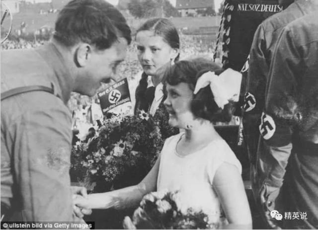 1936年,希特勒在纳粹党代会上会见一名年轻的德国少女.