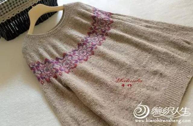 从领口往下织:女士棒针花朵提花圆肩毛衣(附图解)