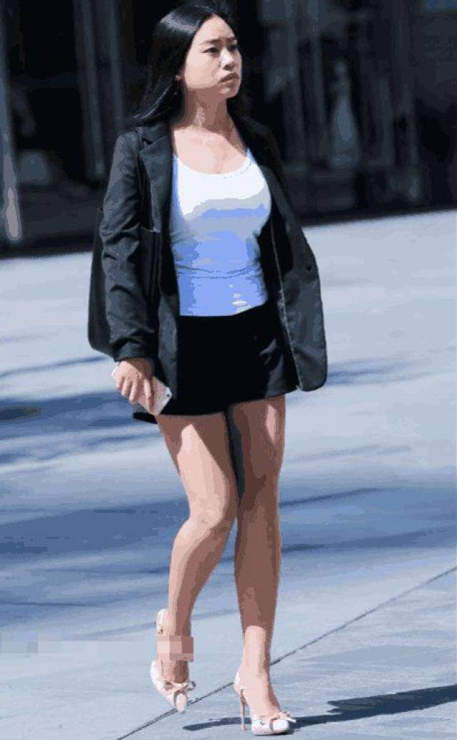 街拍:黑色长发容颜较好的美女,皮肤白嫩美腿修长,非常