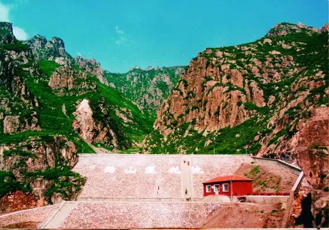 2002年春,县水务局在张三营莲花山上修建的西山莲花池矿泉饮水节灌