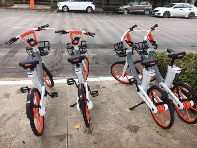 近日,开远的街头又多了一道风景:新款的摩拜共享单车出现在了开远的