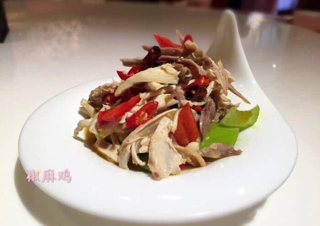 椒麻鸡,算是个小凉菜,味道蛮辣的