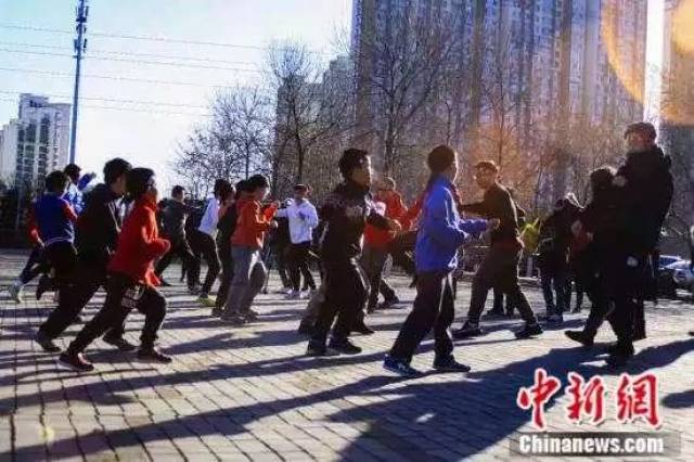 【热议】男孩冒严寒赤膊跑步,这种磨砺该不该支持?