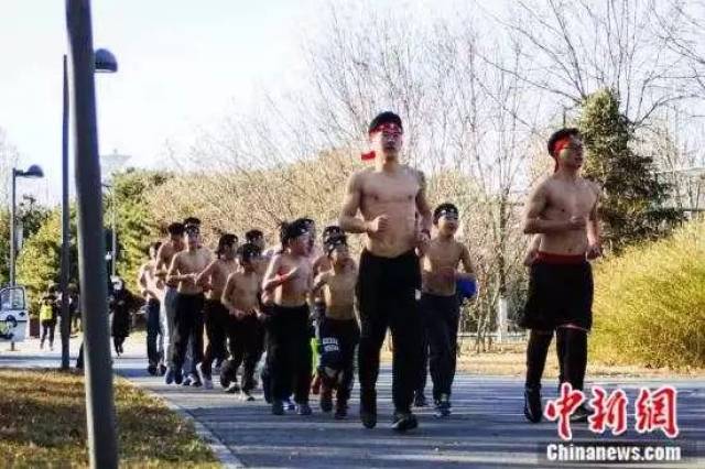 【热议】男孩冒严寒赤膊跑步,这种磨砺该不该支持?