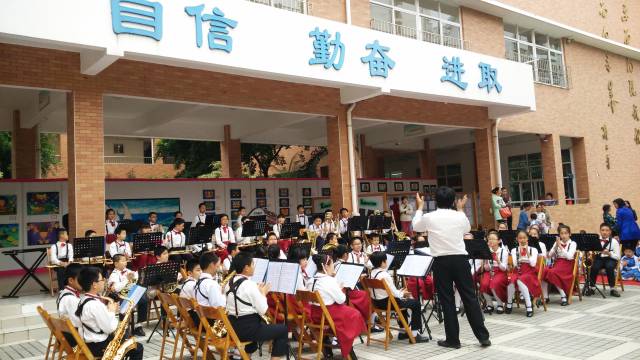 神吐槽:学校要求高考生购买校服,老师回应:为统一服装。