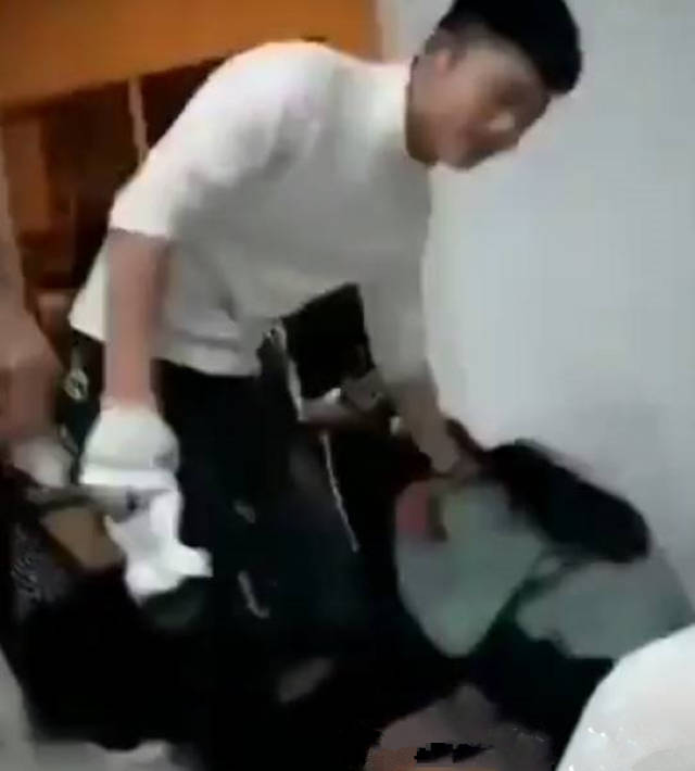妹妹遭校园暴力哥哥怒闯女生宿舍以暴制暴网友直呼打得好