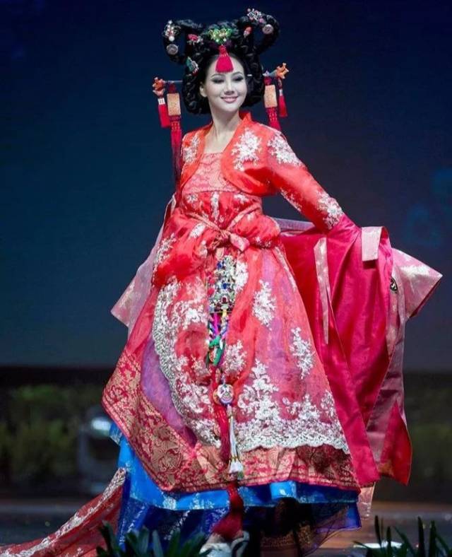 菲律宾小姐catriona gray这一套代表着菲律宾最重要的三个岛屿群:吕宋