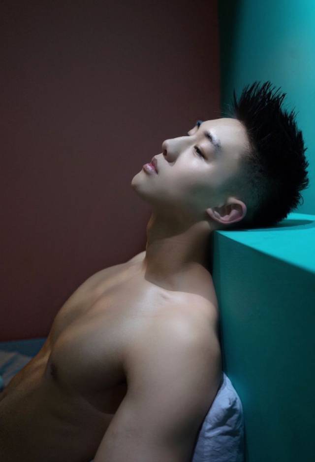 重庆摩羯座长腿帅哥,写真style丝毫不逊于当红男星!