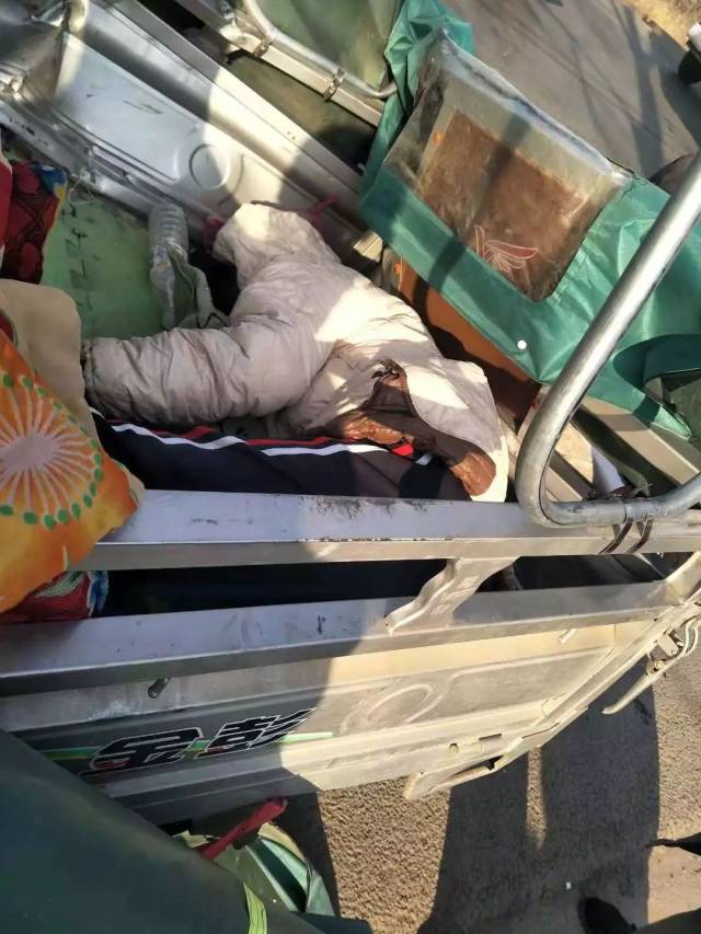 给这个本来就支离破碎的家庭更是雪上加霜,小女孩的父亲也是车祸在七