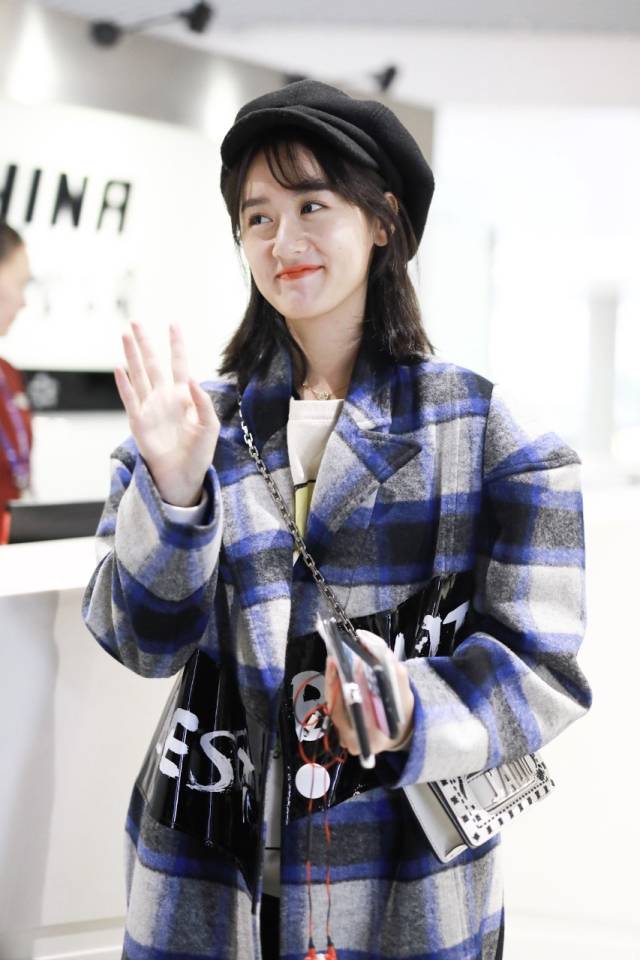 书痴莫山山现身机场,网友大喊我的初恋情人