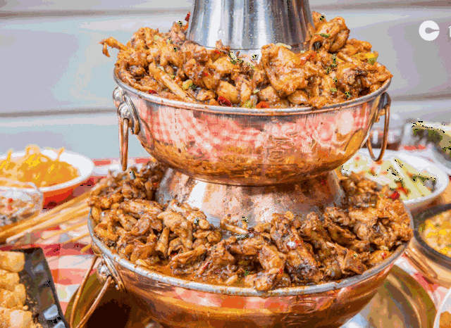 它的做法有点类似干锅,口味主要有五种,分别是香辣味,蒜香味,酱香味