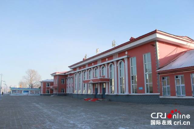 图中是位于黑龙江省大兴安岭地区塔河县的塔河车站,在冬季,每天有四列