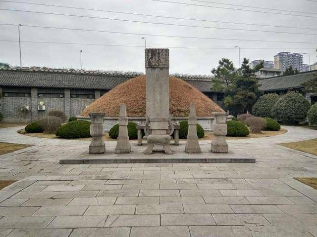 李鸿章的墓地被挖开后,除了享堂做了钢厂的仓库才得以保存,其他的都