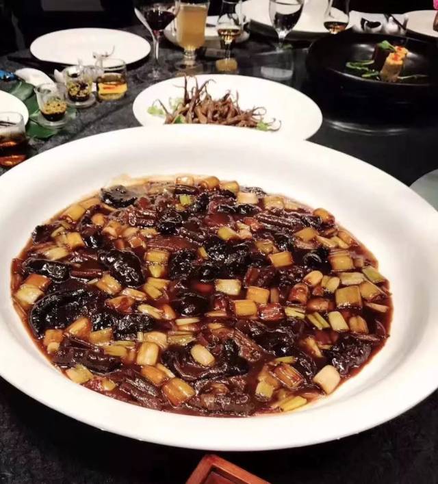 大董店里伙食海参
