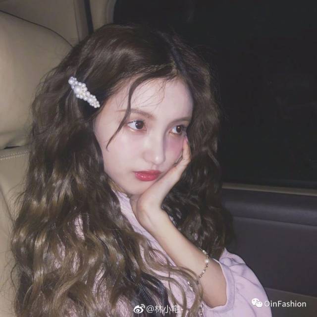 几乎张张照片离不开它↓ 最近烂大街的珍珠发夹其实是simone rocha