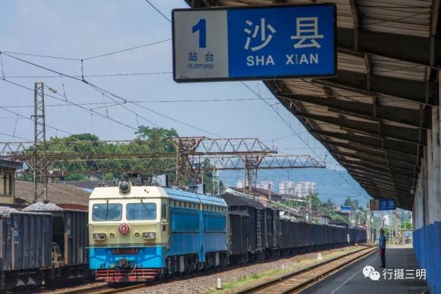 铁路采石场道口 熊文鑫摄) (2017年2月11日沙县站的寂静时刻陈碗瓶摄)